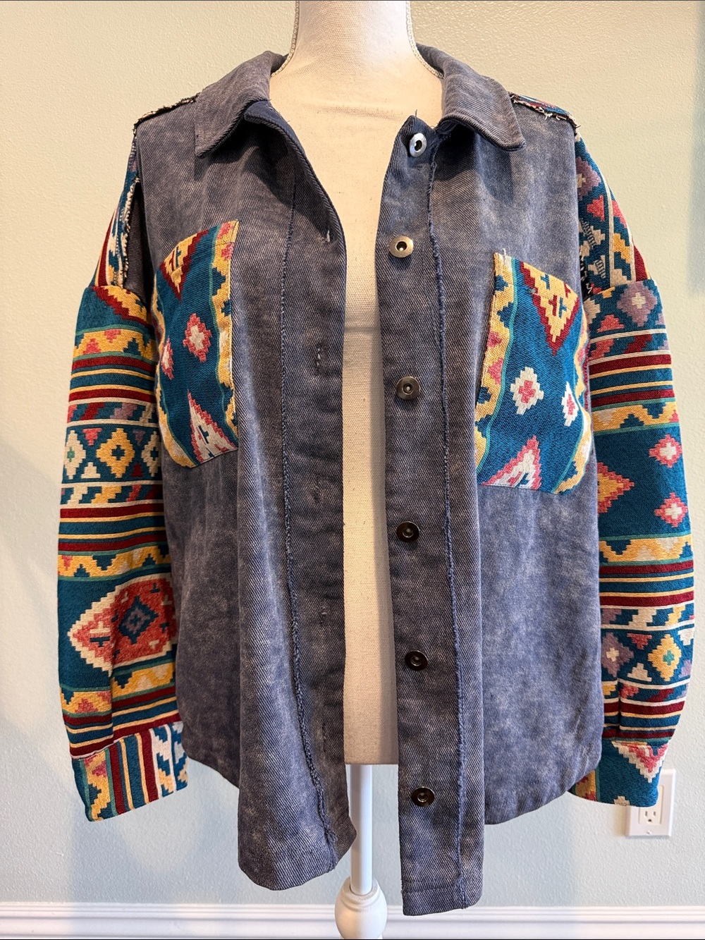 “ NEW IN”NWOTS WOMENS denim Aztec Shacket size M ptp 23